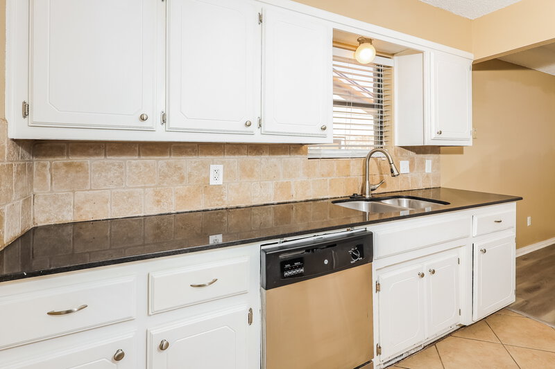 1,500/Mo, 12604 Whispering Hollow Dr Oklahoma City, OK 73142 Kitchen View 2