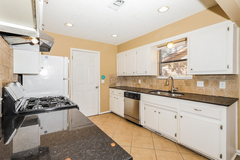 1,500/Mo, 12604 Whispering Hollow Dr Oklahoma City, OK 73142 Kitchen View 3