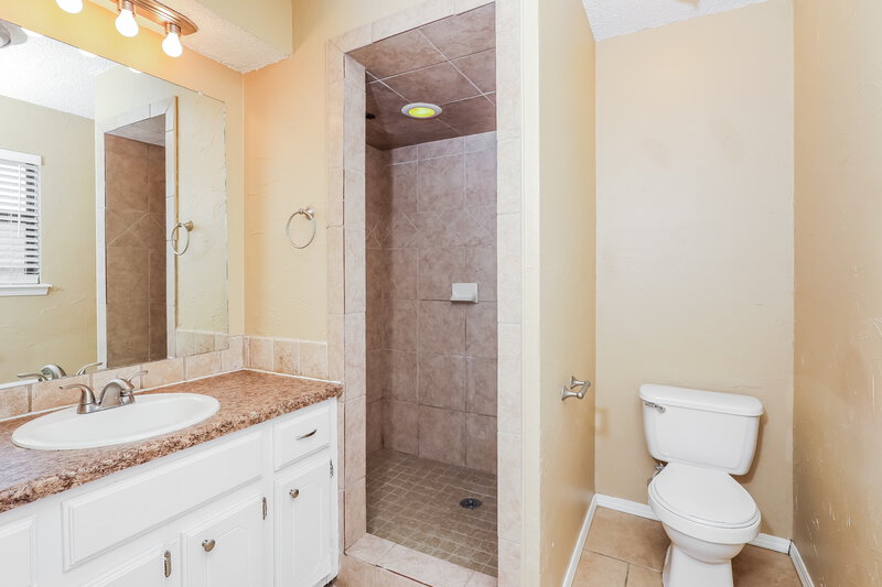 1,500/Mo, 12604 Whispering Hollow Dr Oklahoma City, OK 73142 Main Bathroom View