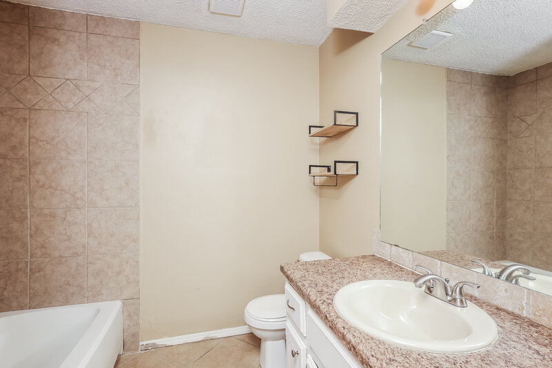 1,500/Mo, 12604 Whispering Hollow Dr Oklahoma City, OK 73142 Bathroom View