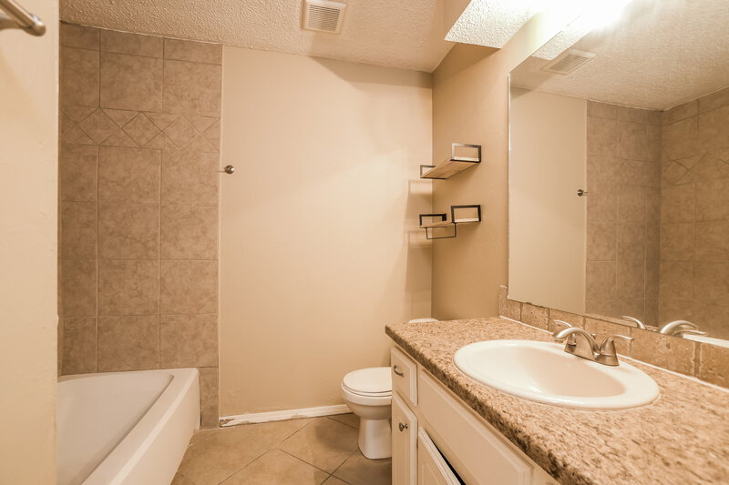 1,500/Mo, 12604 Whispering Hollow Dr Oklahoma City, OK 73142 Bathroom View 2