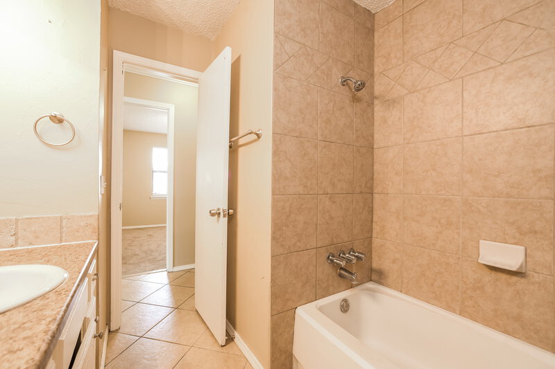 1,500/Mo, 12604 Whispering Hollow Dr Oklahoma City, OK 73142 Bathroom View 3