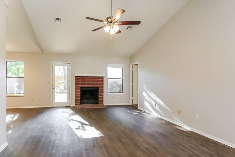 1,280/Mo, 12817 Brandon Pl Oklahoma City, OK 73142 Living Room View