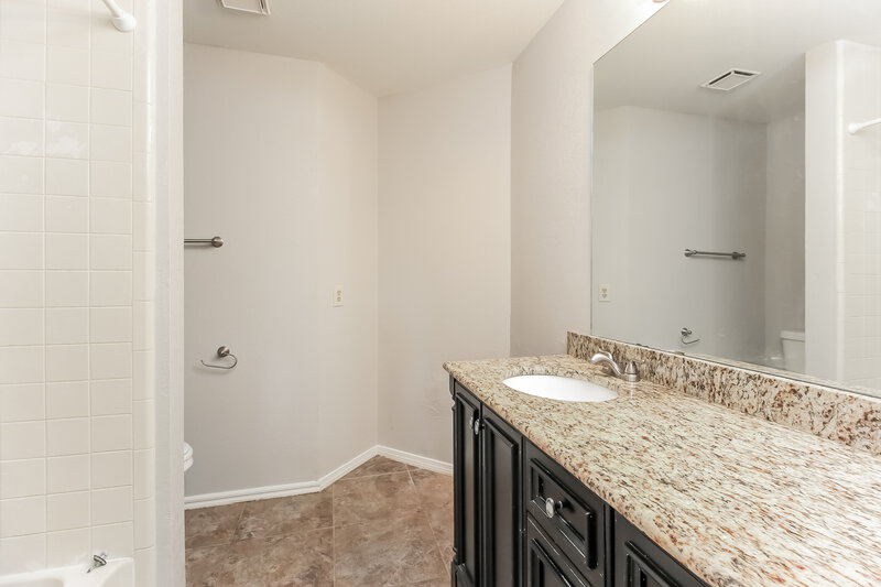 1,280/Mo, 12817 Brandon Pl Oklahoma City, OK 73142 Main Bathroom View