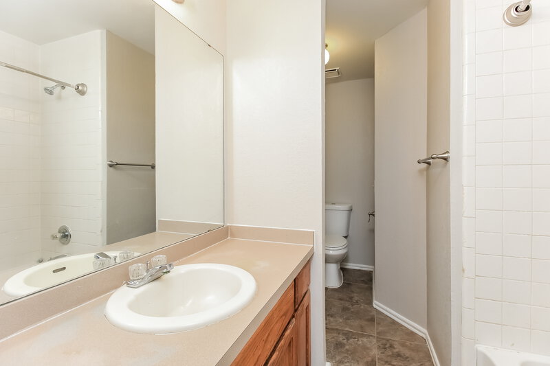 1,280/Mo, 12817 Brandon Pl Oklahoma City, OK 73142 Bathroom View