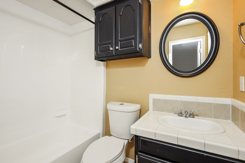 1,535/Mo, 7421 NW 125th St Oklahoma City, OK 73142 Main Bathroom View