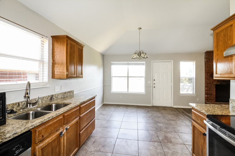 1,460/Mo, 10312 Lighthouse Ct Oklahoma City, OK 73159 Kitchen View 2