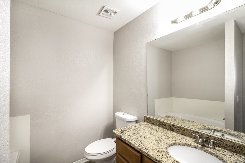 1,460/Mo, 10312 Lighthouse Ct Oklahoma City, OK 73159 Main Bathroom View
