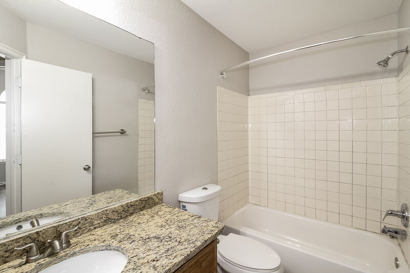 1,460/Mo, 10312 Lighthouse Ct Oklahoma City, OK 73159 Bathroom View