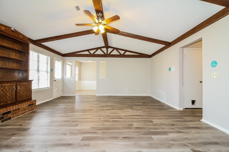 1,605/Mo, 1519 Hollow Oak Dr Moore, OK 73160 Living Room View 2