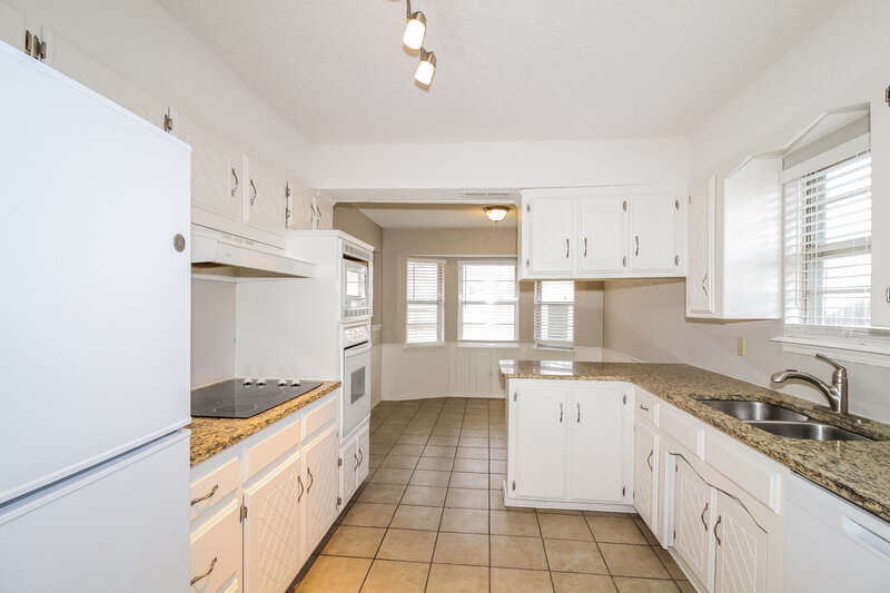 1,605/Mo, 1519 Hollow Oak Dr Moore, OK 73160 Kitchen View