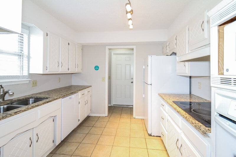 1,605/Mo, 1519 Hollow Oak Dr Moore, OK 73160 Kitchen View 2