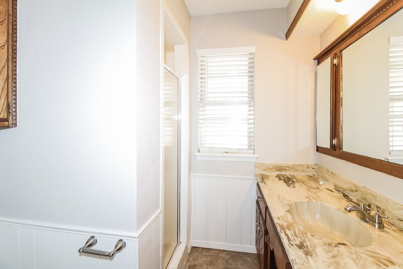 1,605/Mo, 1519 Hollow Oak Dr Moore, OK 73160 Main Bathroom View