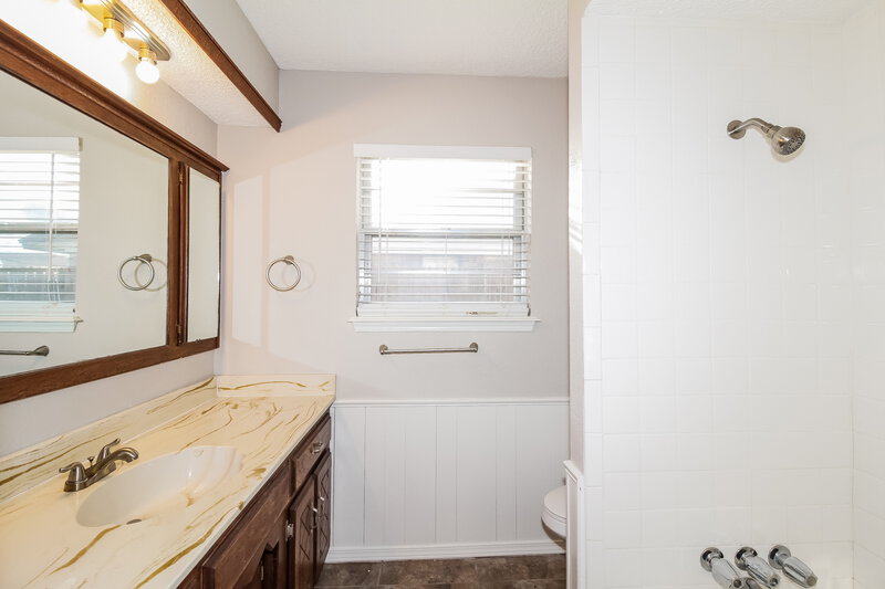 1,605/Mo, 1519 Hollow Oak Dr Moore, OK 73160 Bathroom View