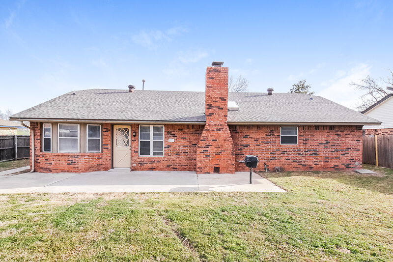 1,605/Mo, 1519 Hollow Oak Dr Moore, OK 73160 Rear View