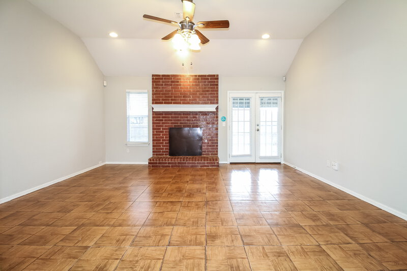 1,310/Mo, 312 SE 6th St Moore, OK 73160 Living Room View