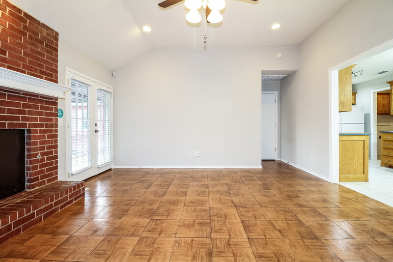 1,310/Mo, 312 SE 6th St Moore, OK 73160 Living Room View 2