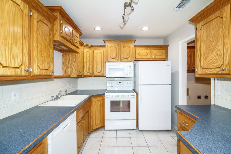 1,310/Mo, 312 SE 6th St Moore, OK 73160 Kitchen View