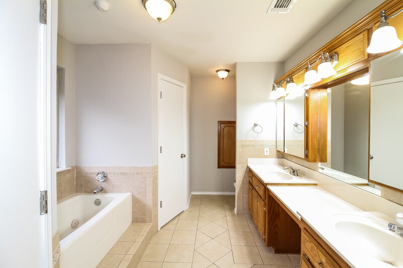 1,310/Mo, 312 SE 6th St Moore, OK 73160 Main Bathroom View