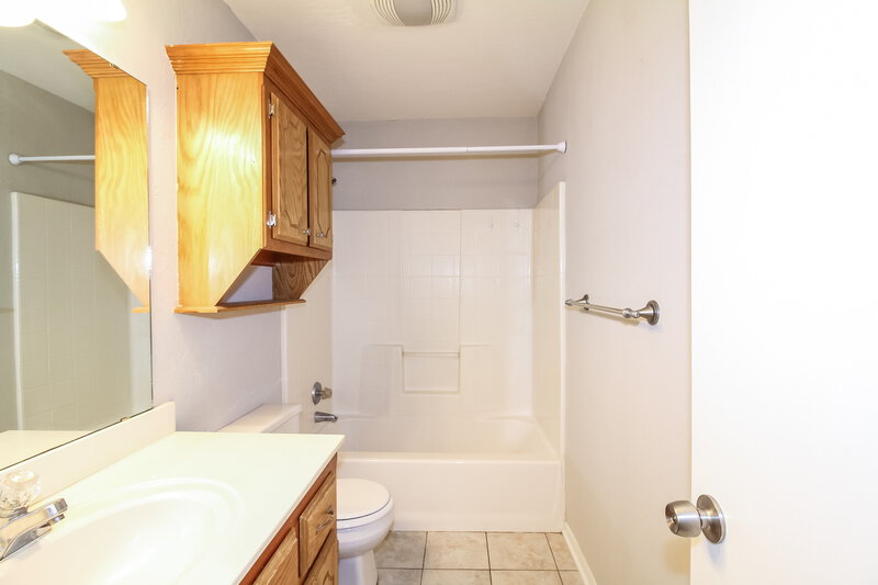 1,310/Mo, 312 SE 6th St Moore, OK 73160 Bathroom View