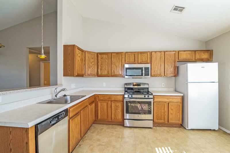 1,730/Mo, 1016 NW 14th Pl Moore, OK 73160 Kitchen View