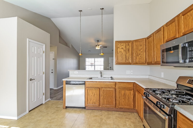 1,730/Mo, 1016 NW 14th Pl Moore, OK 73160 Kitchen View 2
