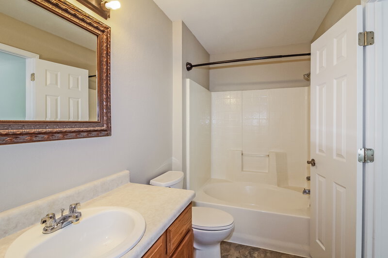 1,730/Mo, 1016 NW 14th Pl Moore, OK 73160 Main Bathroom View