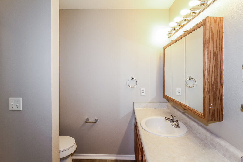 1,730/Mo, 1016 NW 14th Pl Moore, OK 73160 Bathroom View