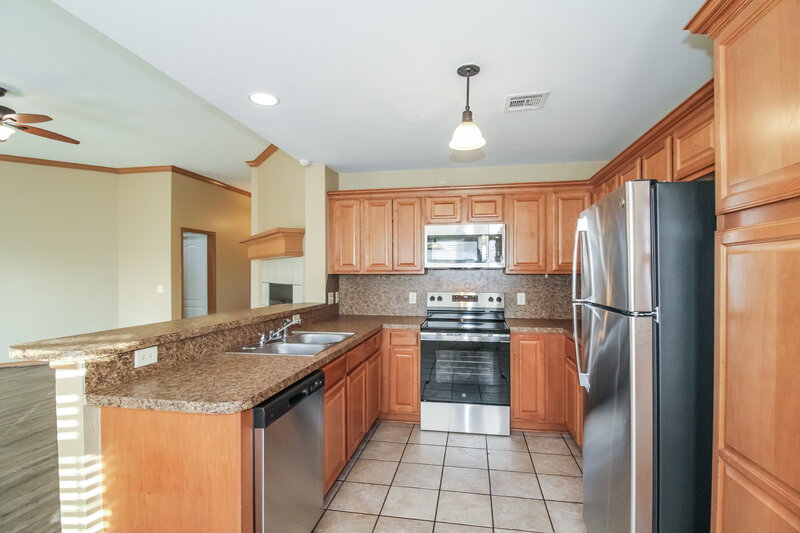 1,505/Mo, 4009 Notting Hill Dr Moore, OK 73160 Kitchen View 2