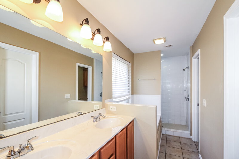 1,505/Mo, 4009 Notting Hill Dr Moore, OK 73160 Main Bathroom View
