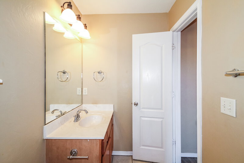 1,505/Mo, 4009 Notting Hill Dr Moore, OK 73160 Bathroom View