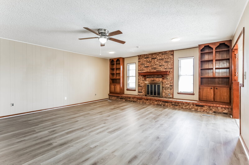 1,510/Mo, 1712 N Lincoln Ave Moore, OK 73160 Living Room View 2