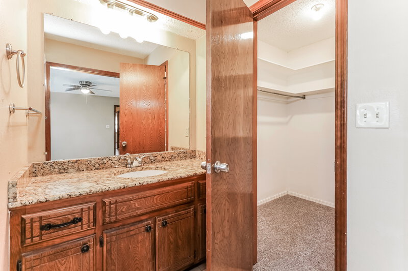 1,510/Mo, 1712 N Lincoln Ave Moore, OK 73160 Main Bathroom View