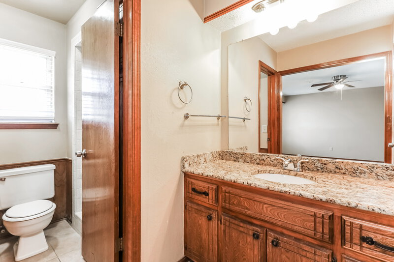 1,510/Mo, 1712 N Lincoln Ave Moore, OK 73160 Main Bathroom View 2