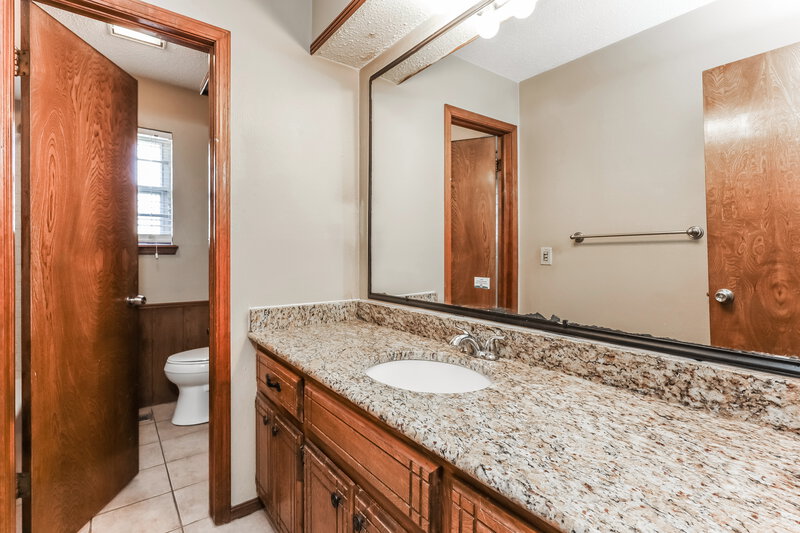 1,510/Mo, 1712 N Lincoln Ave Moore, OK 73160 Bathroom View