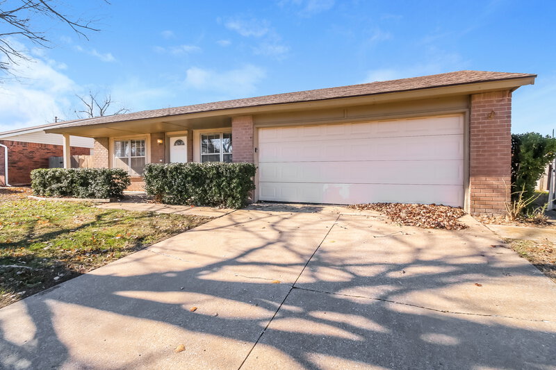 1,165/Mo, 629 Champion Ln Moore, OK 73160 Front View