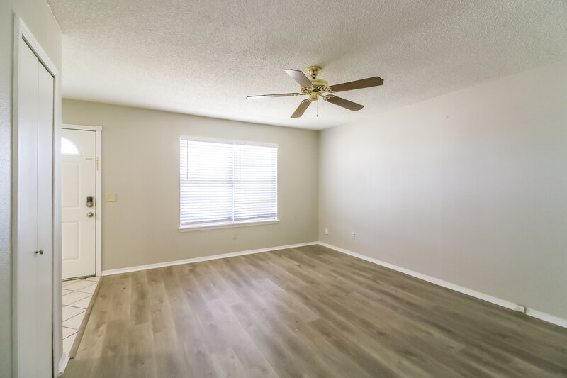 1,165/Mo, 629 Champion Ln Moore, OK 73160 Living Room View 2