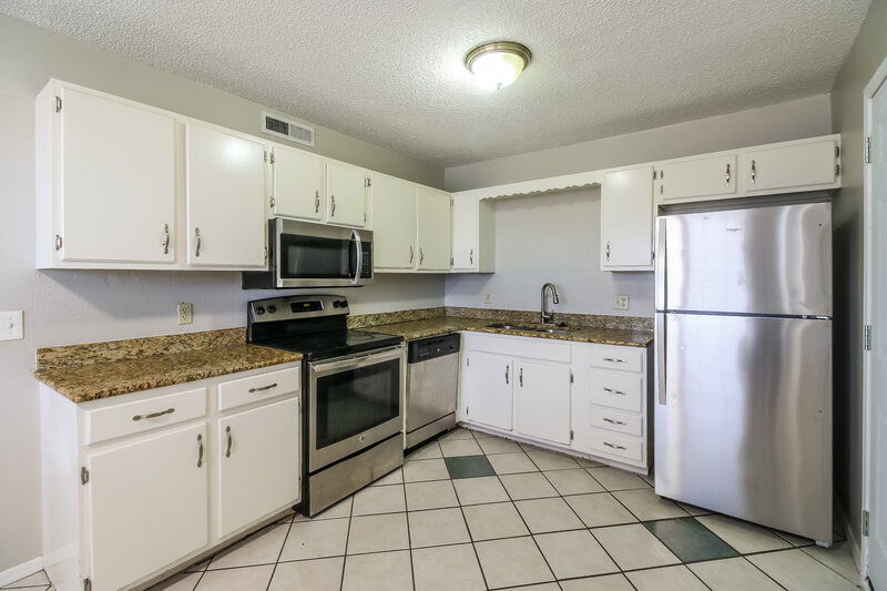 1,165/Mo, 629 Champion Ln Moore, OK 73160 Kitchen View 2