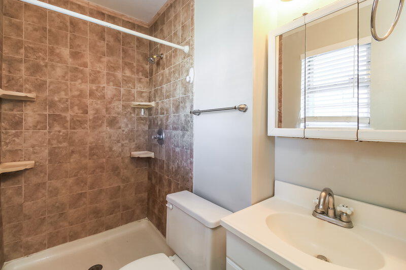 1,165/Mo, 629 Champion Ln Moore, OK 73160 Main Bathroom View