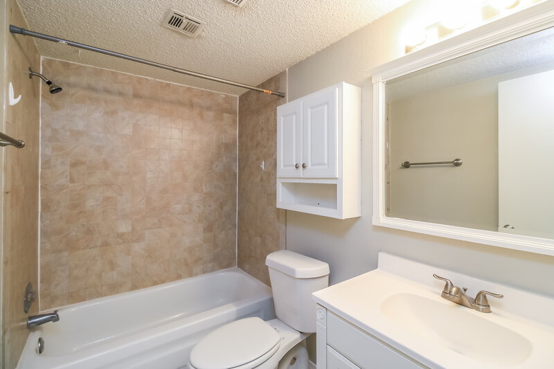 1,165/Mo, 629 Champion Ln Moore, OK 73160 Bathroom View