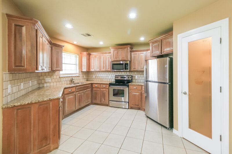 1,615/Mo, 2617 SE 6th Circle Moore, OK 73160 Kitchen View