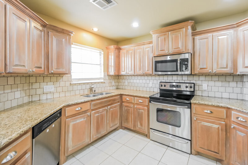 1,615/Mo, 2617 SE 6th Circle Moore, OK 73160 Kitchen View 2