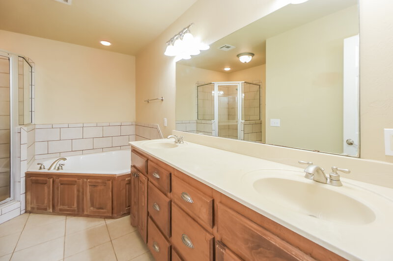1,615/Mo, 2617 SE 6th Circle Moore, OK 73160 Main Bathroom View