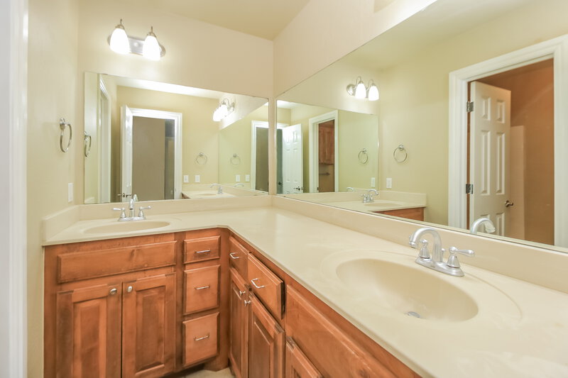 1,615/Mo, 2617 SE 6th Circle Moore, OK 73160 Bathroom View