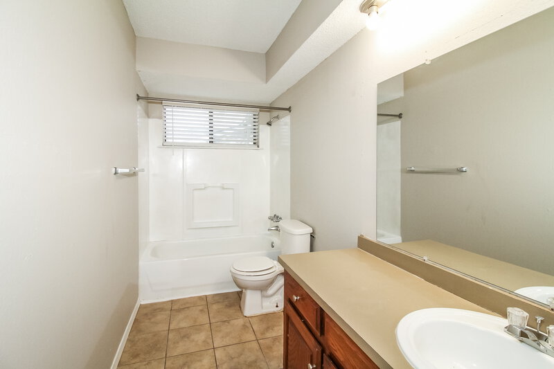1,380/Mo, 1808 SE 13th St Moore, OK 73160 Main Bathroom View