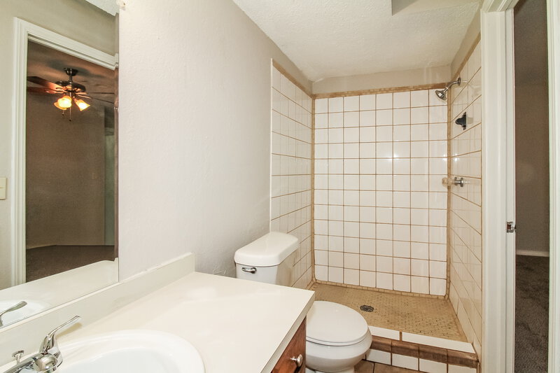 1,380/Mo, 1808 SE 13th St Moore, OK 73160 Bathroom View