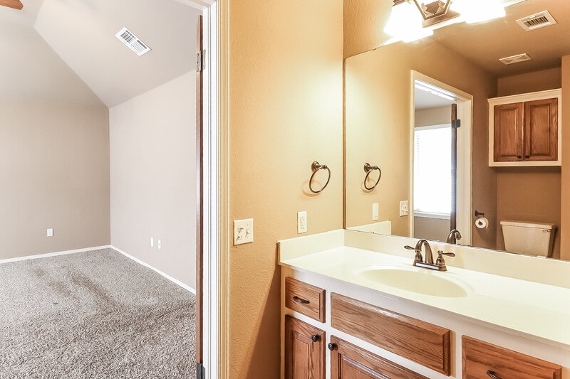 1,610/Mo, 1400 Eagle Drive Moore, OK 73160 Master Bathroom View