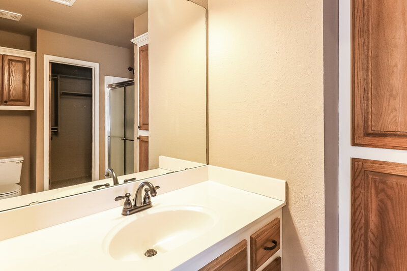 1,610/Mo, 1400 Eagle Drive Moore, OK 73160 Master Bathroom View 2