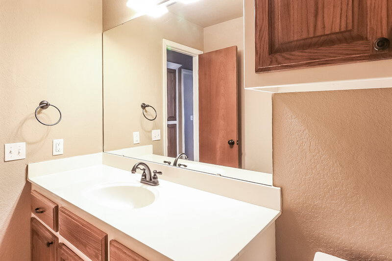 1,610/Mo, 1400 Eagle Drive Moore, OK 73160 Bathroom View