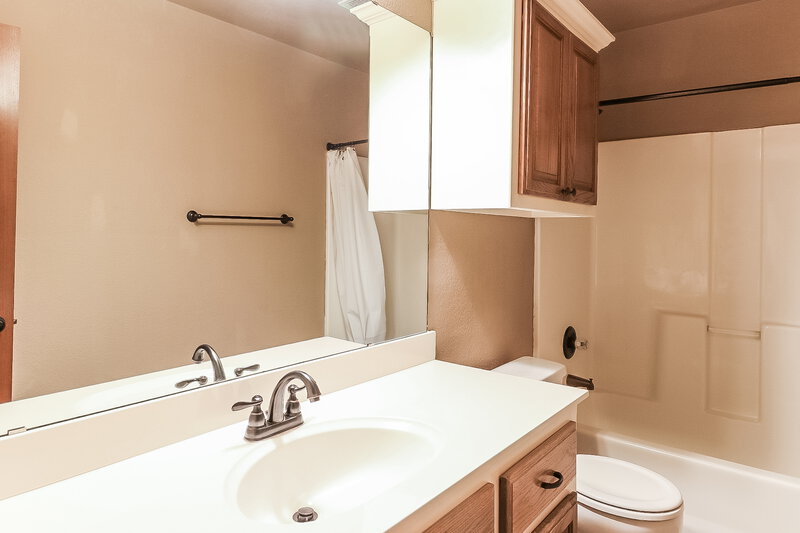 1,610/Mo, 1400 Eagle Drive Moore, OK 73160 Bathroom View 2